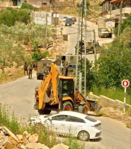 Settlers attack a citizen and the occupation army confiscates a bulldozer in Burqin