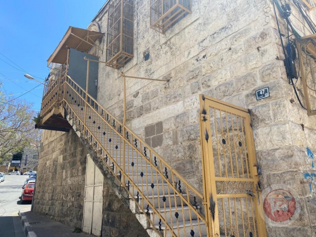 The occupation closes the old Hebron Municipality building “by welding”