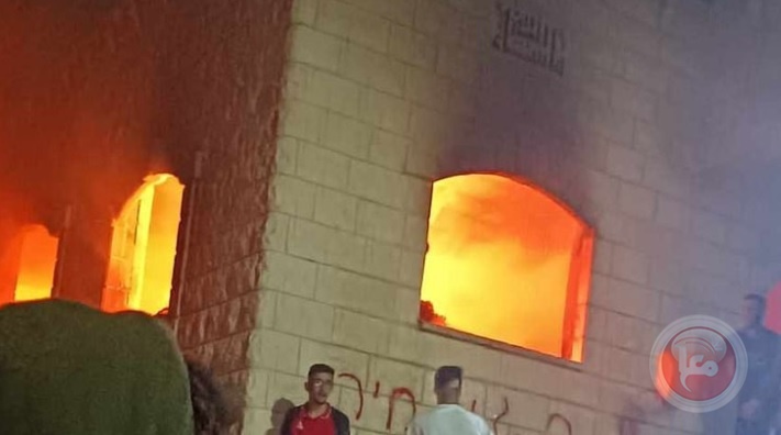 شاهد- مستوطنون يحرقون منزلا في دوما جنوب نابلس 