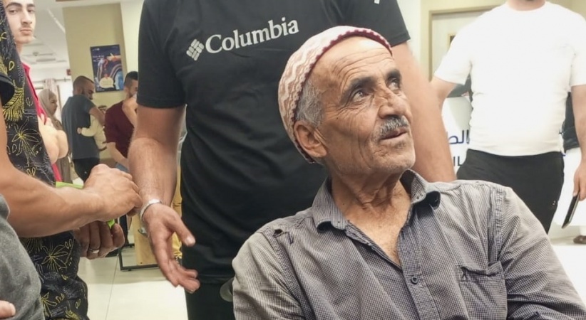 مستوطن يطلق النار على مسن ويصيبه في الساق غرب الخليل