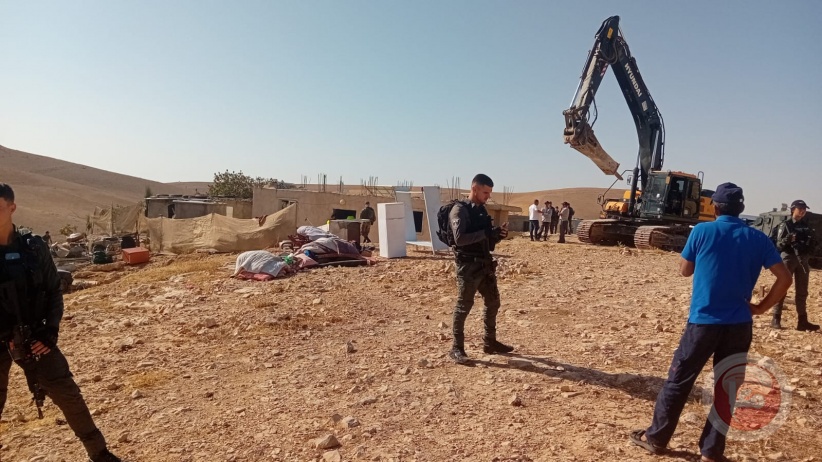 الاحتلال يهدم منزلا ويخطر بهدم منازل أخرى جنوب الخليل
