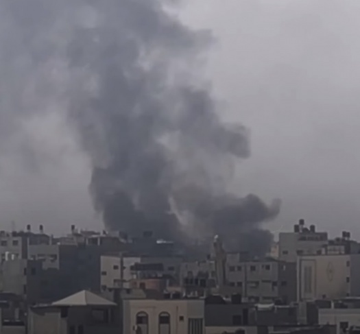 الاحتلال يواصل حرق منازل بحي الشجاعية في غزة