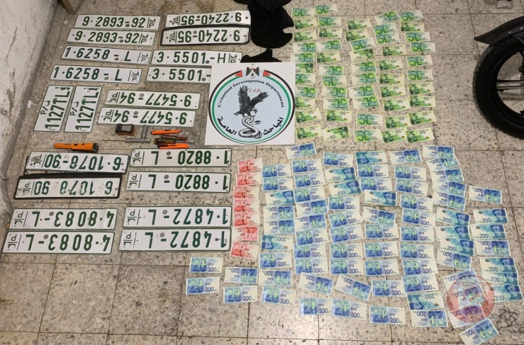 القبض على شخصين سرقا أكثر من 20 لوحة سيارات في الخليل