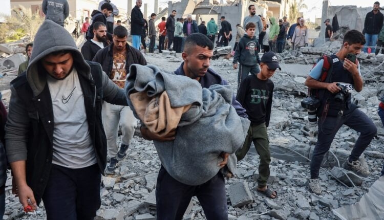 403 يوما للحرب: شهداء بالعشرات بالنصيرات وخان يونس وقصف مكثف على غزة