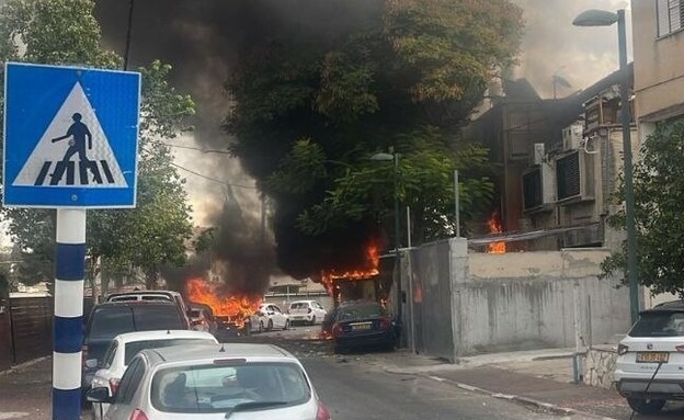 رشقة صاروخية كبيرة نحو حيفا والمنطقة وسقوط قذيفة واحتراق مركبات