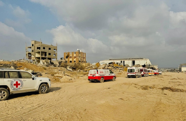 اسرائيل: نقل 24 مريضا ومرافقا من مستشفى العودة إلى مشاف نشطة في القطاع