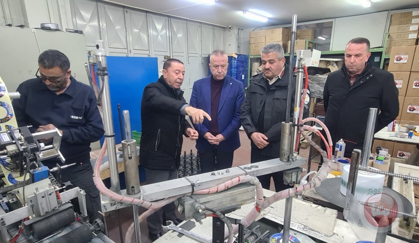 مدير الضابطة الجمركية في الخليل يزور منشآت صناعية