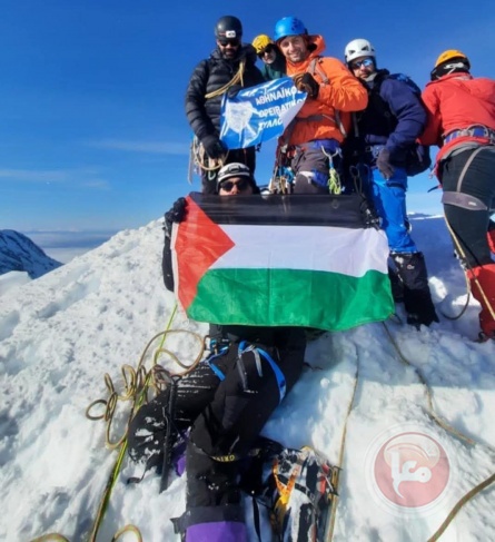 متسلقون الجبال من اليونان يرفعون علم فلسطين على قمة أعلى جبل
