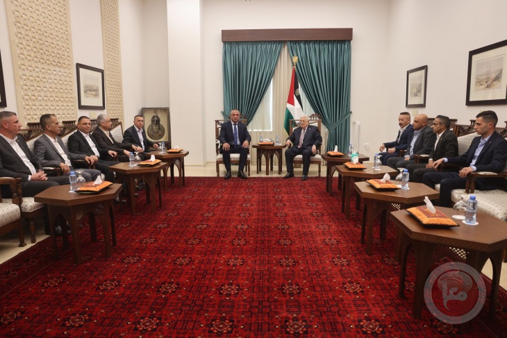 الرئيس يلتقي قائد الارتباط العسكري وعددا من ضباط الجهاز 