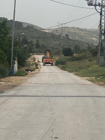 جرافات الاحتلال تغلق مدخل قرية ام صفا
