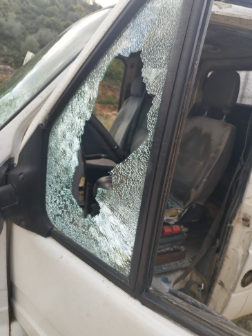 مستوطنون يهاجمون مركبات المواطنين غرب سلفيت ويصيبون مواطنين برضوض
