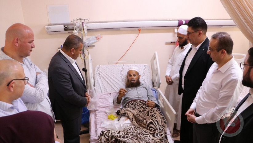 محافظ الخليل يعود الجرحى في مستشفى الأهلي