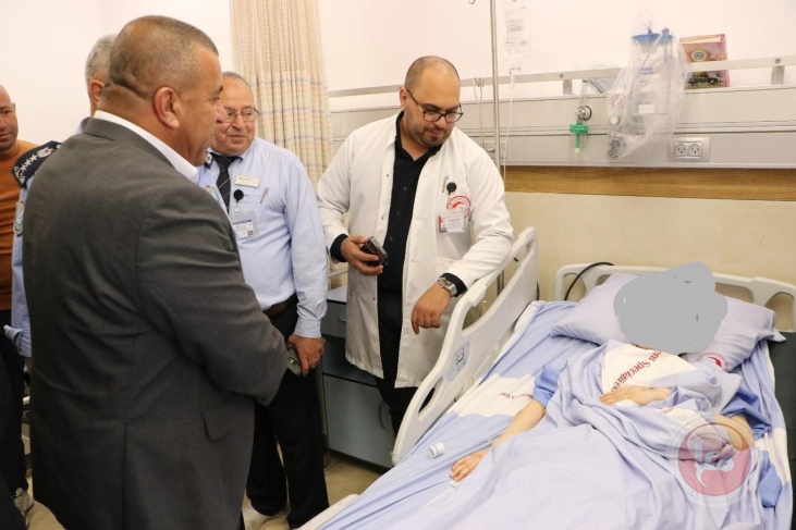 محافظ الخليل يتفقد ضحايا المركبات غير القانونية بمستشفى الهلال الأحمر 