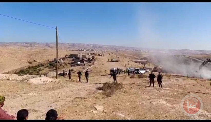 الاحتلال يهدم منزلين وبئرين وحظائر اغنام في قرية الزويدين ببادية يطا 