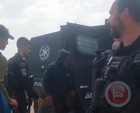 الاحتلال يعتقل مواطناً ويحتجز آخر من مسافر يطا ومستوطنون يعتدون على أراضي ومزروعات المواطنين