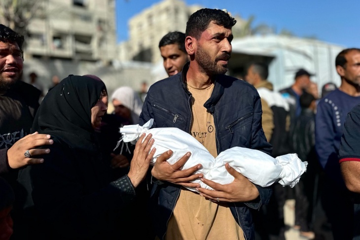 شهيدة و5 إصابات بقصف الاحتلال خيمة تؤوي نازحين في دير البلح