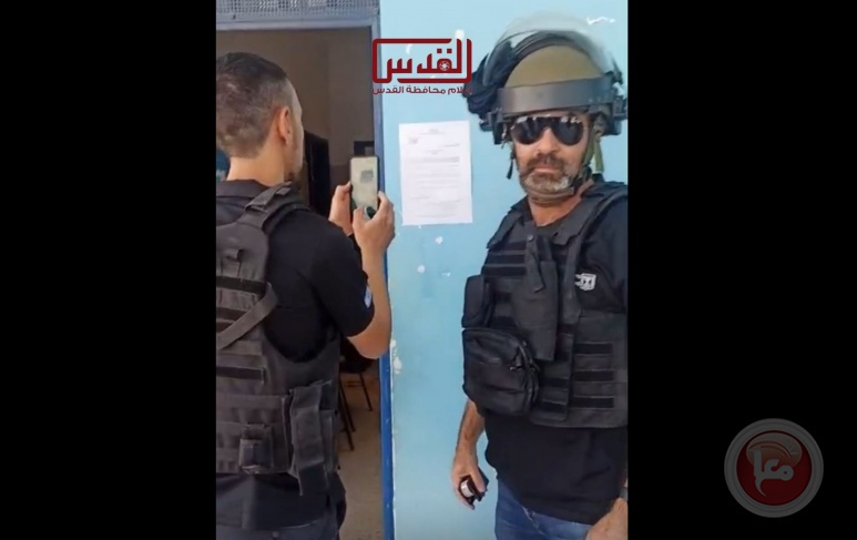 الاحتلال يقتحم مدارس الأونروا بمخيم شعفاط ويعلق أوامر بالإخلاء والإغلاق