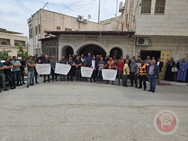 استمرار الوقفات الاحتجاجية في بلدية يطا احتجاجاً على وقف تحويل الأثر المالي للبلديات