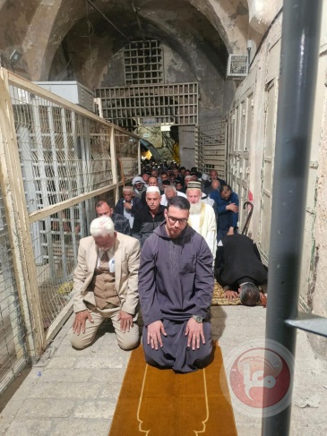 مواطنون يؤدون صلاة الفجر بجوار حواجز الاحتلال على مدخل الحرم الإبراهيمي 