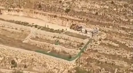 الاحتلال يجرف أراضي غرب مدينة الخليل