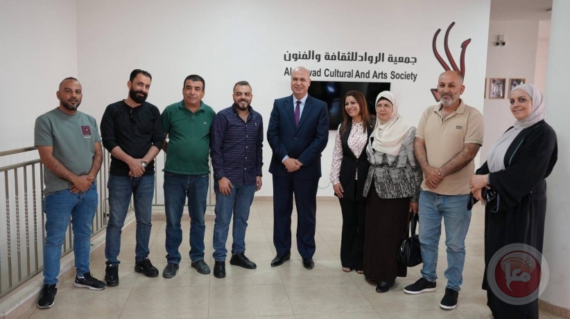 الوزير حمدان يزور مخيم عايدة ويطلع على الاحتياجات الثقافية لجمعية الرواد للثقافة والفنون