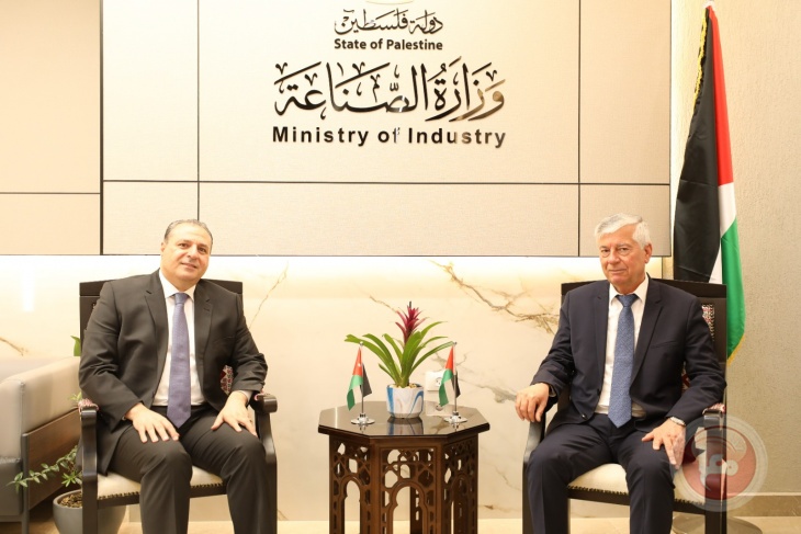 وزير الصناعة يلتقي السفير الأردني في فلسطين لتعزيز التعاون