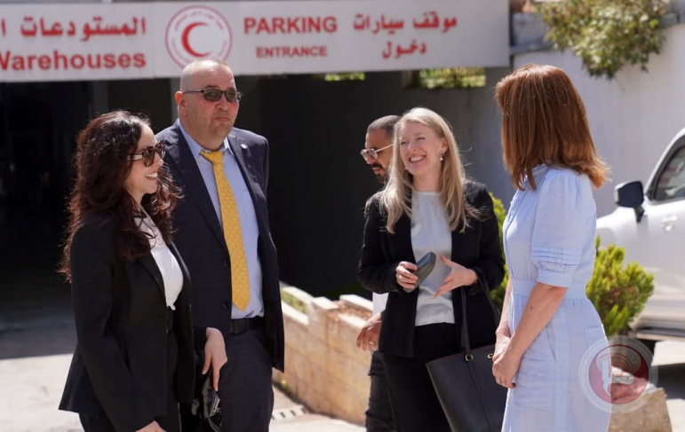 وفد من الحكومة البريطانية يزور جمعية الهلال الأحمر للاطلاع على جهودها الإنسانية في الضفة الغربية وقطاع غزة