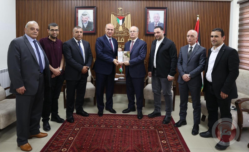 لجنة إعمار الخليل تسلم رئيس الوزراء التقرير السنوي لإنجازات اللجنة عن العام 2024