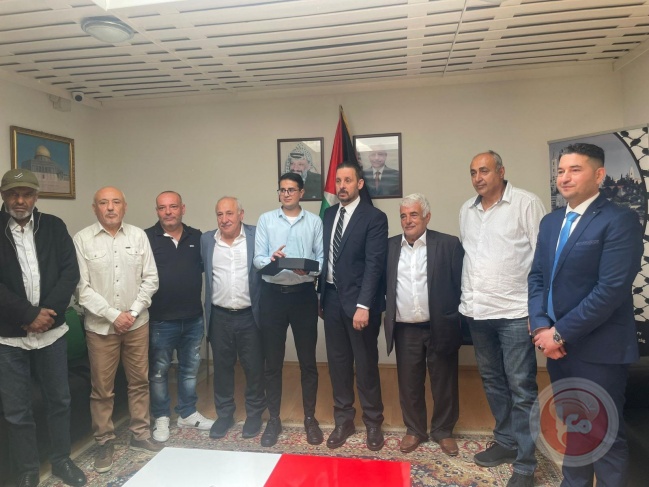 سفارة فلسطين لدى المجر تقدم درع طالب العام للطالب عمر أبو سهمود