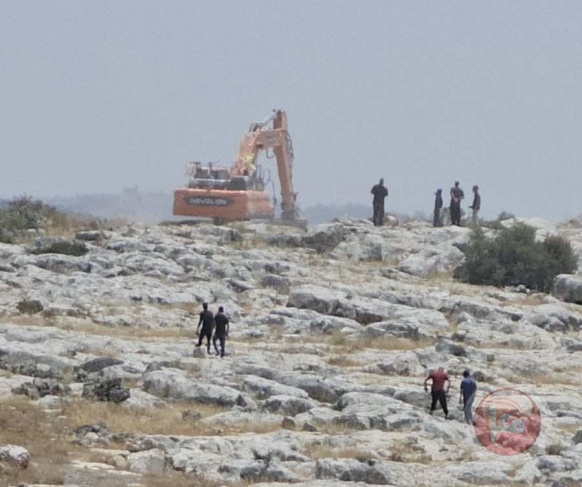 مستوطنون يجرفون أراض في سرطة غرب سلفيت