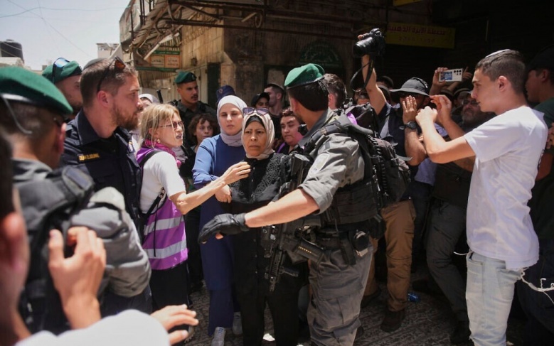 في ذكرى احتلال القدس.. &quot;رقصة الأعلام&quot; تتحول إلى استعراض عنصري واعتداءات على المقدسيين