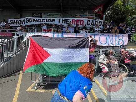 صرخة من المدرجات: إلغاء مباراة في إنجلترا بعد رفع أعلام فلسطين ومطالب بوقف الإبادة في غزة