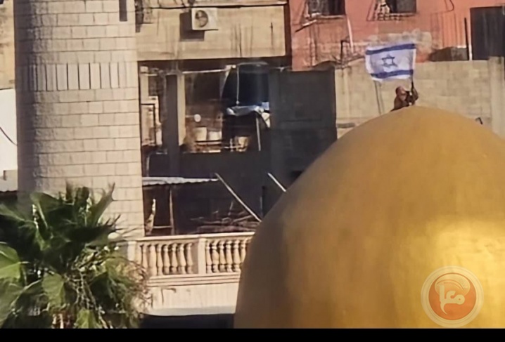 قوات الاحتلال ترفع العلم الإسرائيلي فوق قبة مسجد في طولكرم