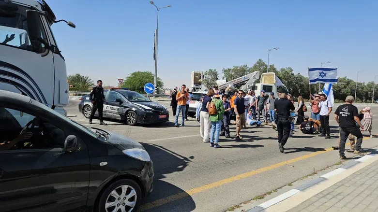 عشرات المستوطنين يقطعون طريق شاحنات المساعدات لغزة