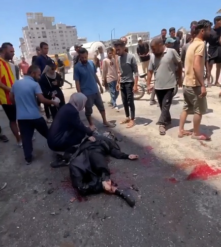 استشهاد مواطن وزوجته وطفلهما في قصف الاحتلال مدينة غزة