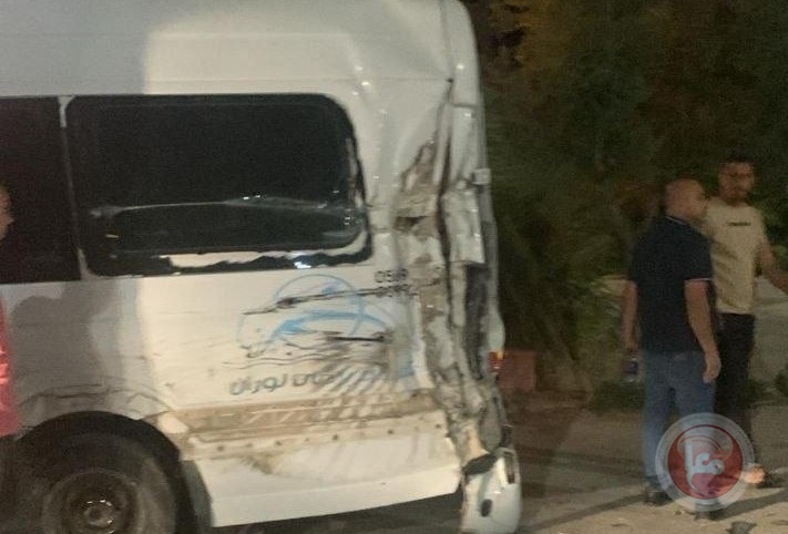 بشكل متعمد- آليات الاحتلال تصدم حافلة تقل حجاجا في جنين