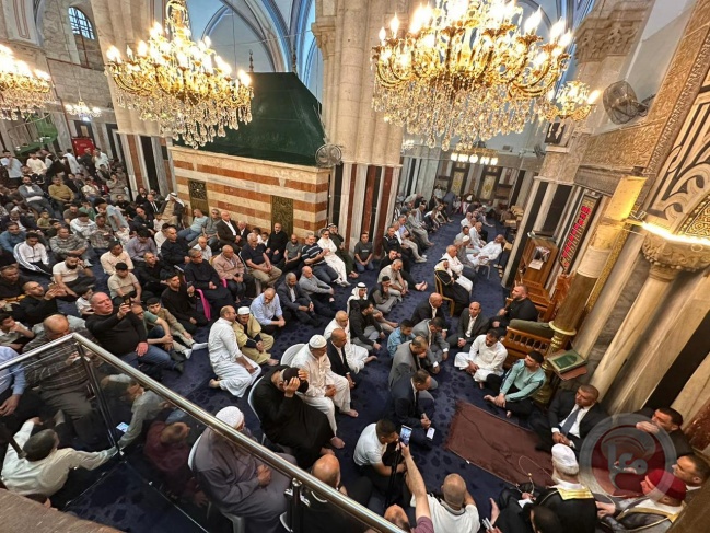 محافظ الخليل يؤدي صلاة عيد الأضحى في الحرم الإبراهيمي ويضع إكليلًا من الزهور على ضريح الشهداء
