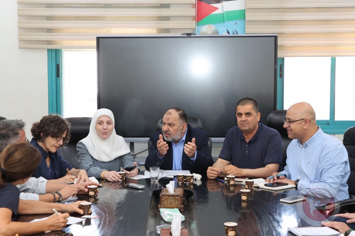 بلدية الخليل تبحث مع الاتحاد الأوروبي والوكالة الفرنسية وسلطة المياه سبل تحسين الواقع المائي في المدينة