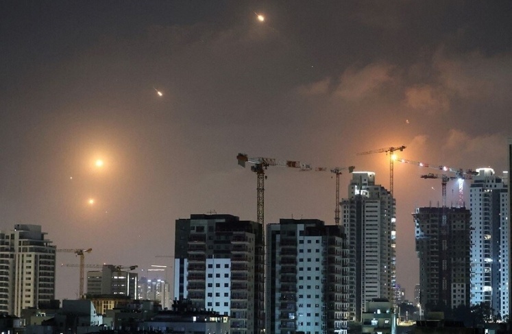 بعد التهديد الإيراني الجديد.. إسرائيل تطلب من سكانها البقاء قرب الملاجي 