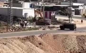 الاحتلال يُجرف مداخل محلات تجارية جنوب الخليل 