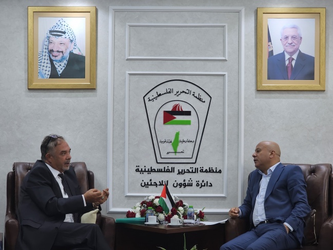 وحدة دعم المفاوضات تلتقي أبو هولي ويبحثان سبل التعاون المشترك لدعم قضايا اللاجئين