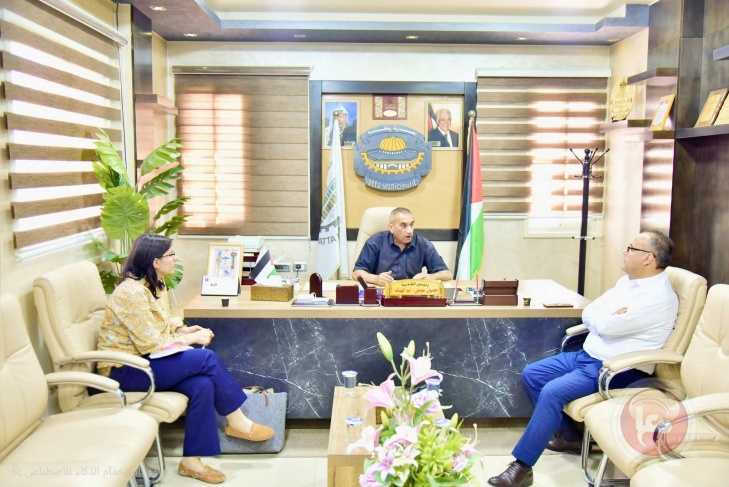 عوض يبحث والوفد الهولندي انشاء مرفق مياه يطا