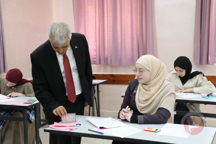 برهم يتفقد امتحان الثانوية العامة في الخليل ويكرّم مبادرة &quot;معك لتنجح&quot;
