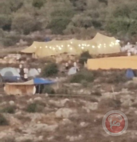 مستوطنون ينصبون خياما على أراضي دير استيا غرب سلفيت