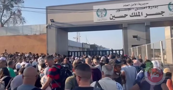 بعد شكاوى المسافرين- وزير الداخلية الأردني يوعز بحلول لتخفيف الازدحام على جسر الملك حسين