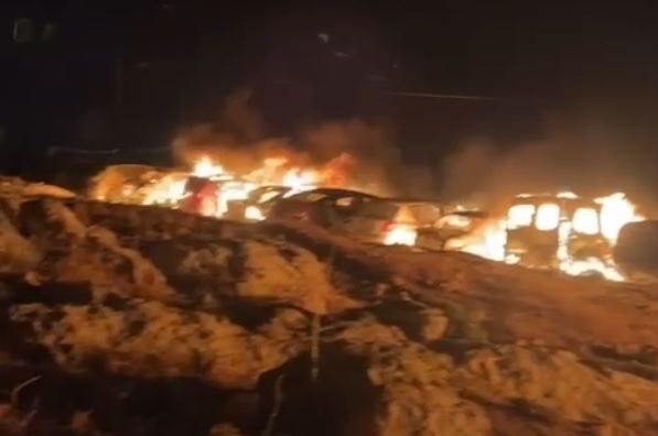مستوطنون يحرقون مشطب مركبات في برقا شرق رام الله