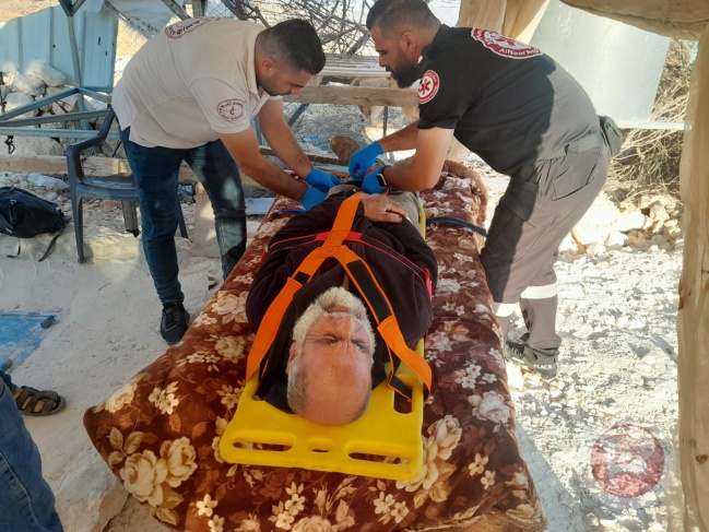 مستوطنون يعتدون بالضرب على مسن من مسافر يطا