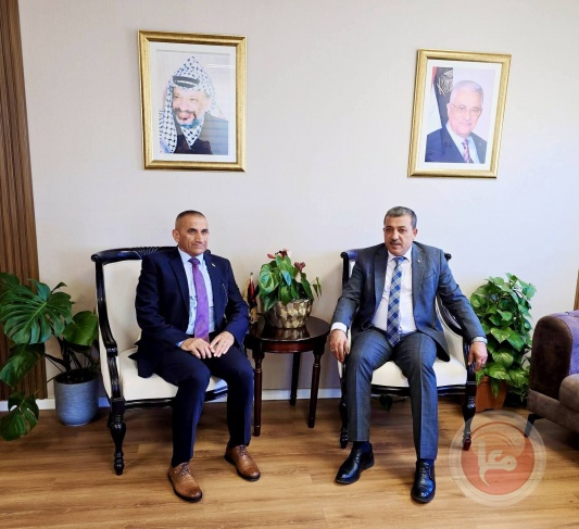 رئيس بلدية يطا يلتقي وكيل وزارة الحكم المحلي
