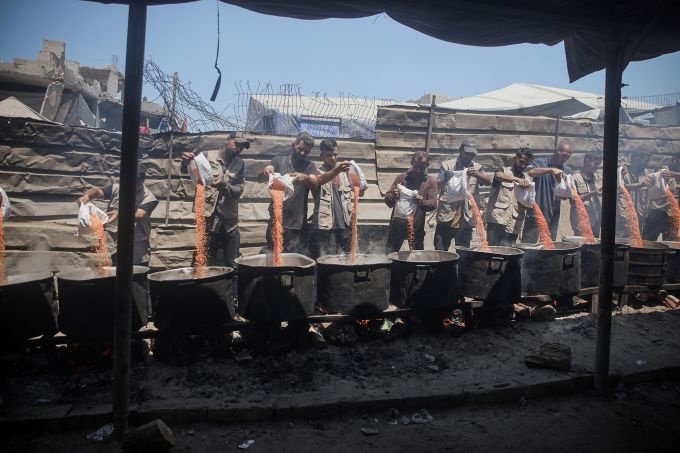 الاحتلال يخنق غزة بخطة إبادة صامتة وصناعة فوضى وسط مجاعة كارثية 