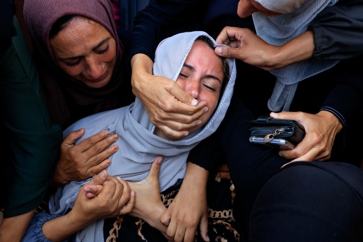 8 شهداء في قصف الاحتلال خيمة نازحين بمواصي خان يونس